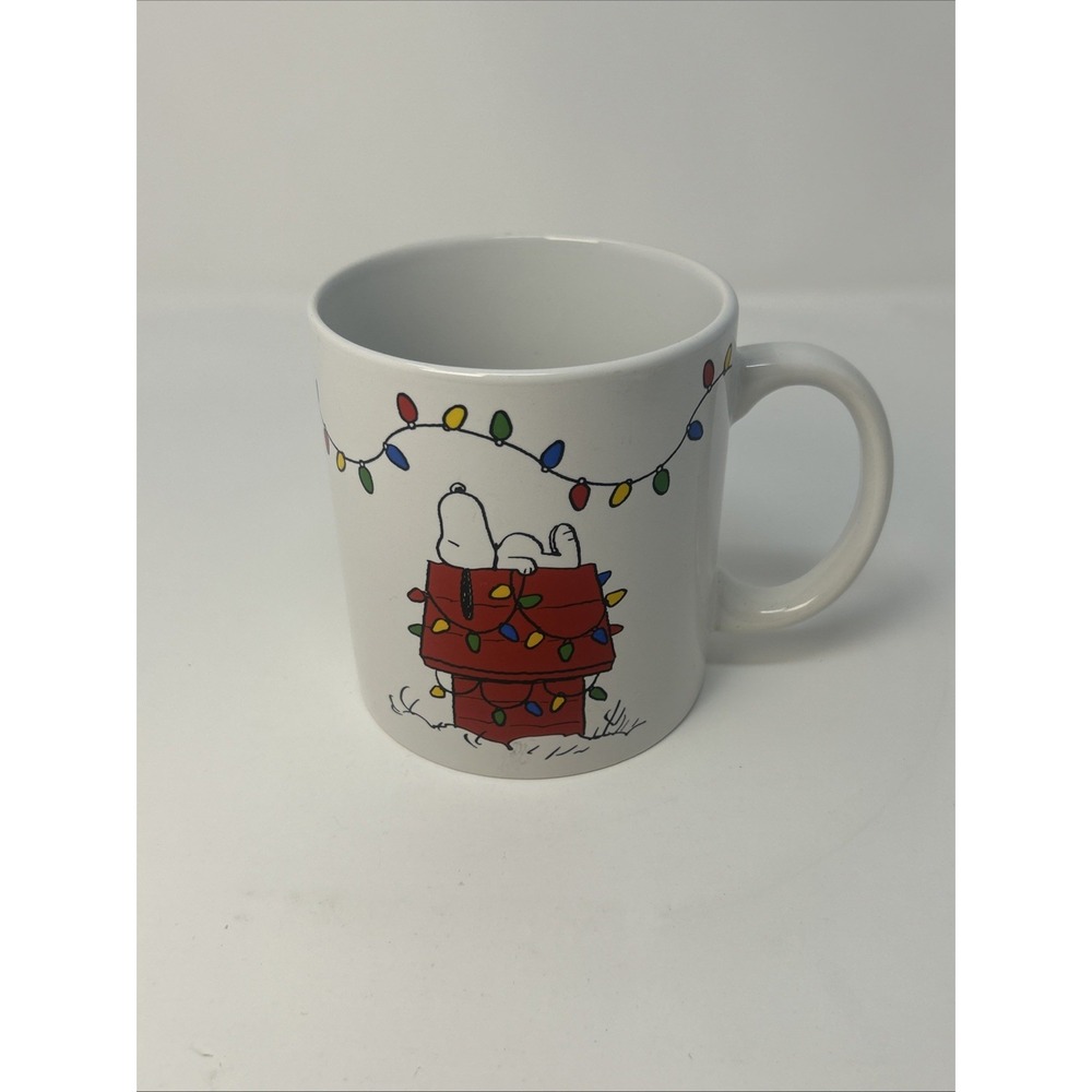 Oversize 20 Ounce Peanuts Snoopy Coffee Mug Doghouse With Christmas Lights